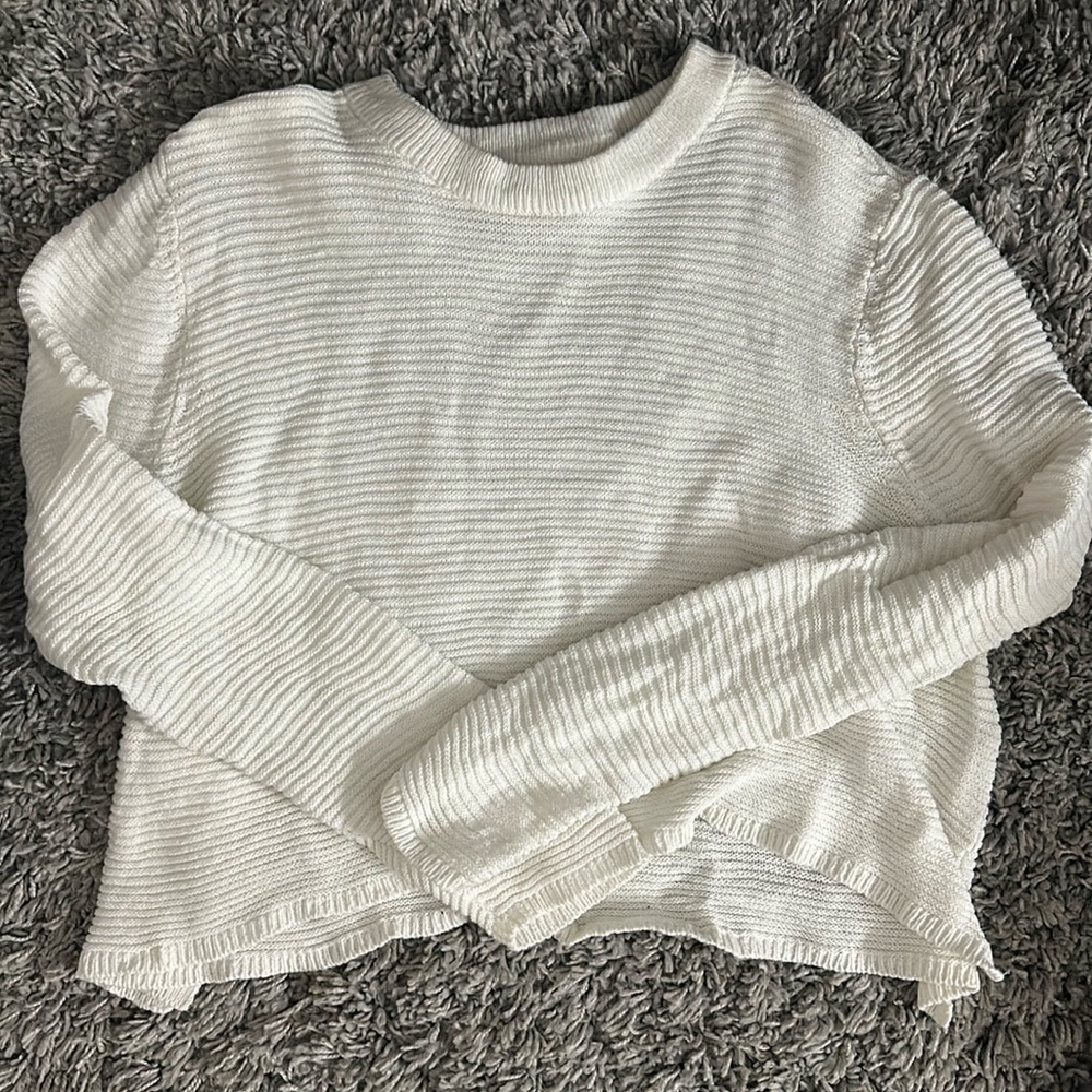 WHITE SWEATER